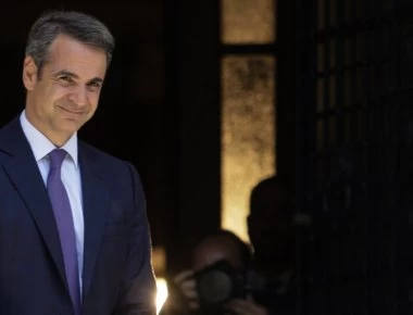 «Ποτισμένο» τσιγαρίλα και με κλειδωμένες πόρτες βρήκε το Μαξίμου ο Κυριάκος Μητσοτάκης